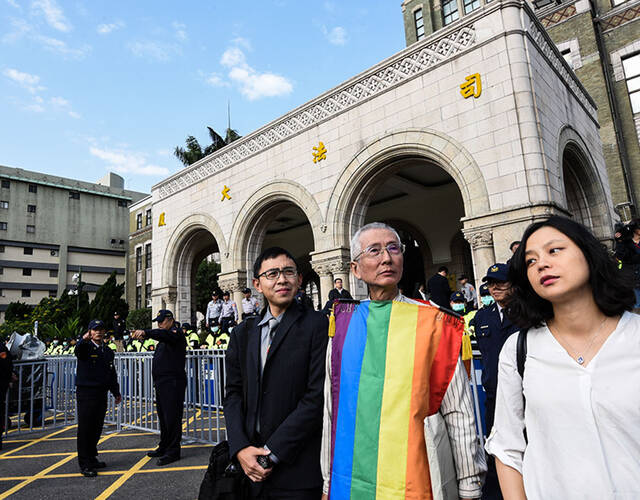 3月24日在台湾司法院宪法法庭外,支持及反对同性婚姻人士皆有到场集会