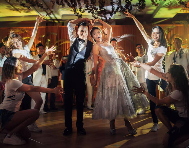 凤凰网娱乐讯 安以轩和澳门德晋集团ceo陈荣炼在夏威夷时间5日晚间7点