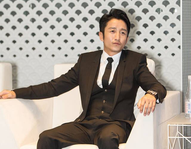 冉莹颖白衣热裙展美腿 贴面邹市明羡煞旁人