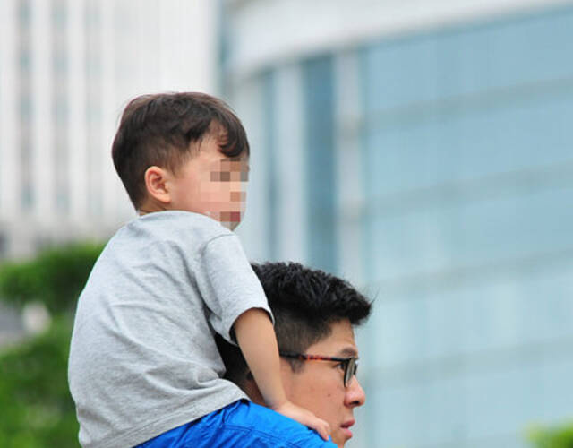 霍启刚带儿子看龙船赛 肩驮萌娃骑大马父爱爆棚