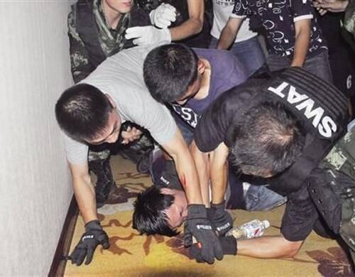 男子持刀挟持女友弟弟 女友用自己交换人质