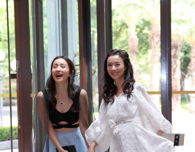 张庭办47岁生日趴 与陶虹甜蜜牵手秀姐妹情