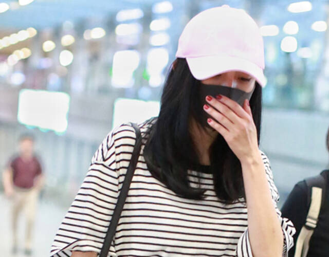 杨幂独自现身咳嗽不停 一双筷子腿抢镜