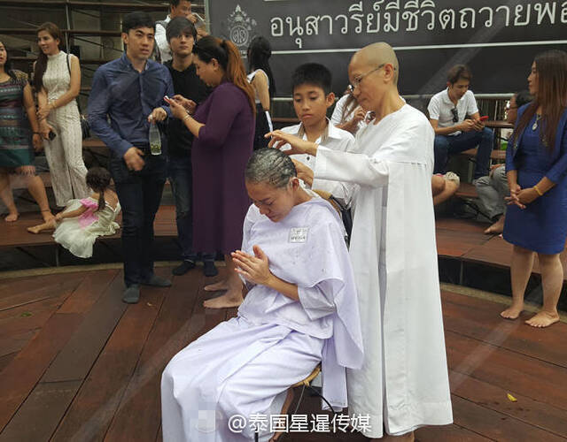 泰国女星ammy出家为尼 落发时痛哭流涕