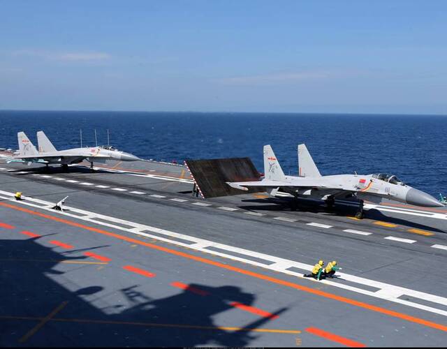 辽宁舰演练:歼15排队起飞 罕见展示升降机细节