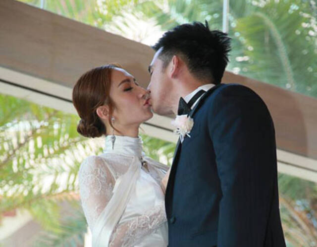 王君馨香港补办婚宴狂吻老公 钟嘉欣李亚男伴娘团美翻