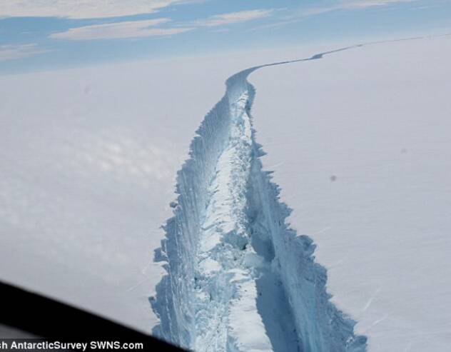 史上最大冰山脱离南极