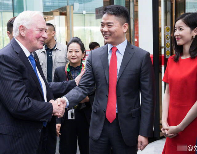 奶茶妹妹穿红裙身材窈窕 与加拿大总督握手