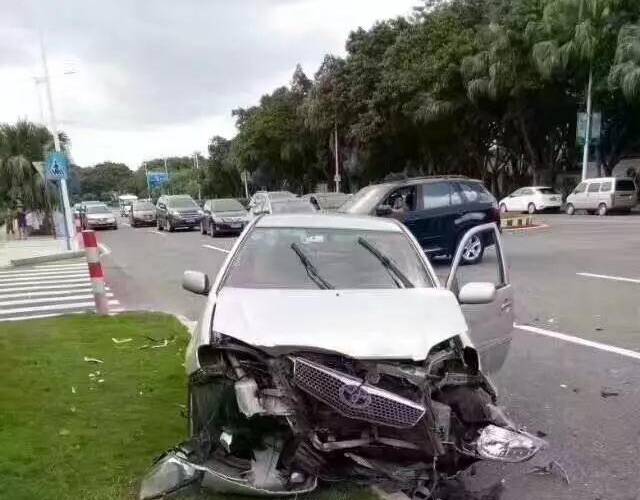 豐田車的車頭已經撞得稀爛,寶馬車的後側車身被撞到變形.