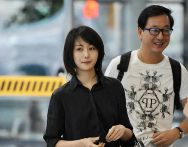 8月29日,郑爽与爸妈一起现身机场