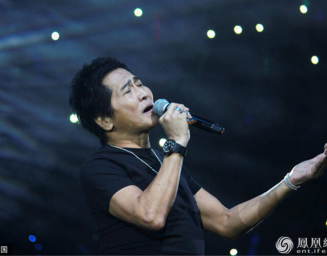 齐秦年近六旬大腹便便 尽显老男人沧桑