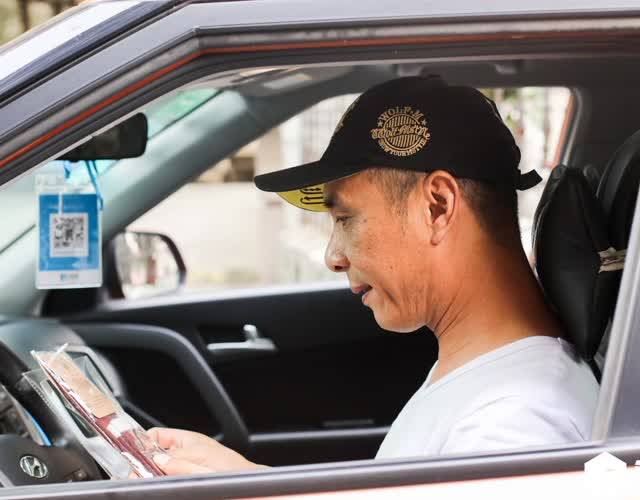 黄师傅今年53岁,1个月前把自己的车改装成了"移动袜子摊".