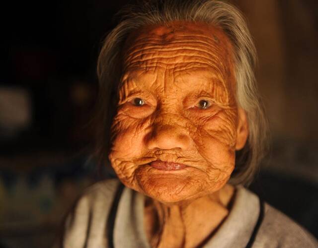 94岁母亲有4儿3女却独居寒窑,背后原因感人