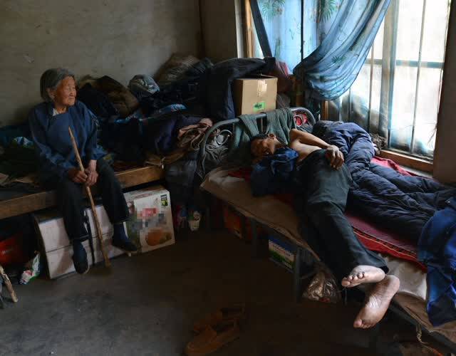 91岁母亲守护残儿59年 最怕自己倒下