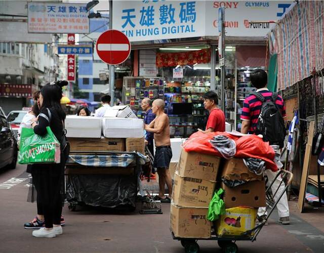 香港庙街,四个站街女把女摄影师团团围住要求删照片