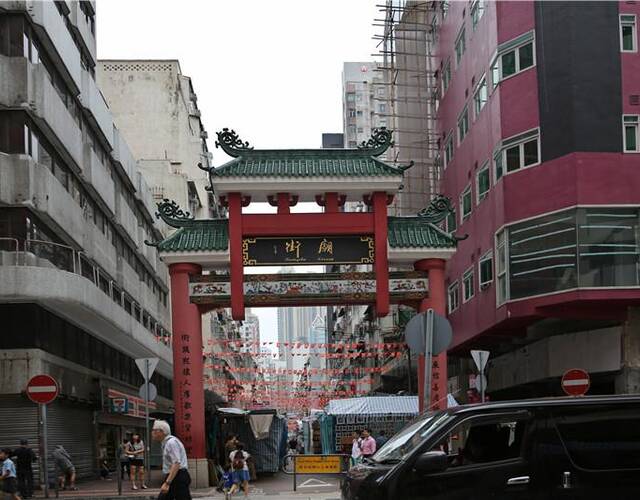 香港庙街,四个站街女把女摄影师团团围住要求删照片