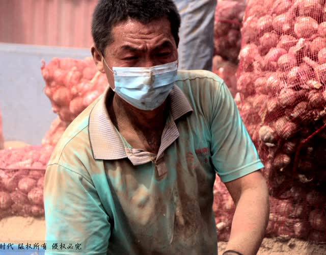 装卸工日装货数百吨 凭一身力气赚钱养家