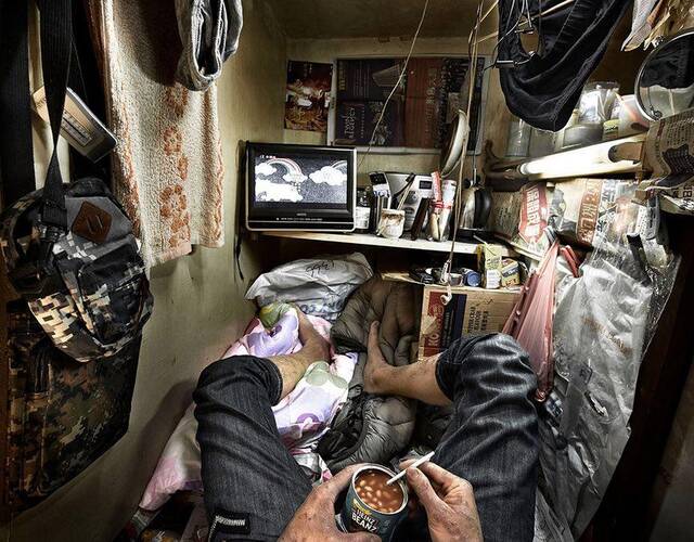 生活在香港的"棺材房"的居民 厨房卫生间共用