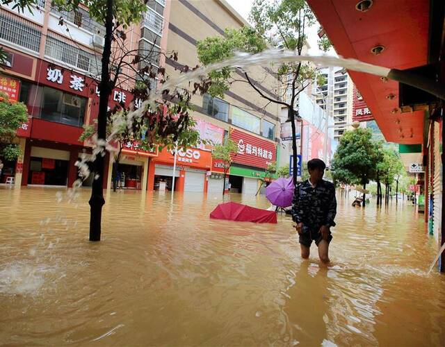 6月24日至25日,广西河池市凤山县遭受大暴雨袭击,部分农田被淹,县城