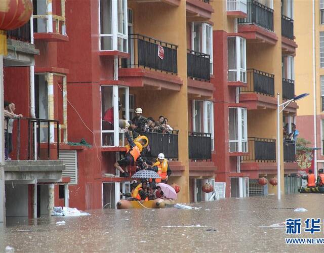 贵州福泉:营救被洪水围困群众