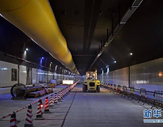 港珠澳大桥海底隧道内部(7月5日摄). 如长龙卧波,又似蛟龙跃海.