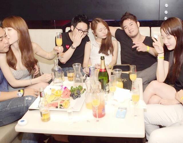 揭秘韩国富二代奢靡生活:左拥右抱