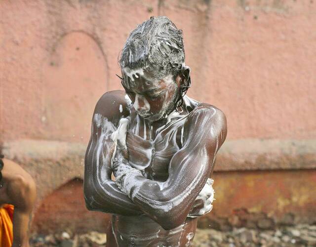一个健硕的印度小哥在街头当众洗澡,全身上下打满了泡沫