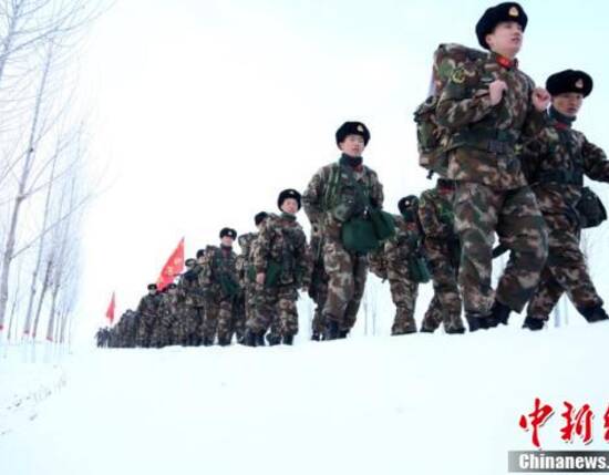 驻疆武警部队冬季野营拉练 锤炼官兵意志