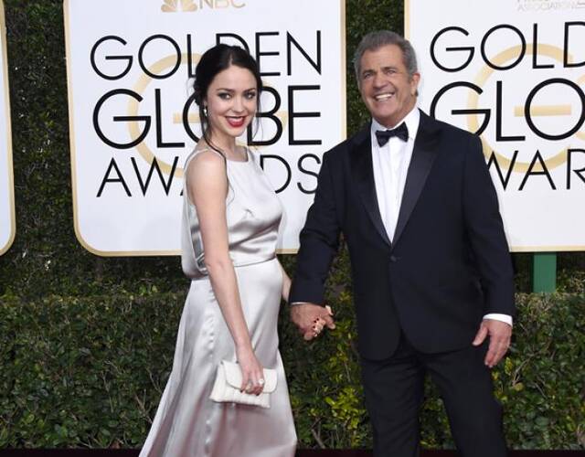 梅尔吉布森亮相红毯女友挺孕肚陪伴