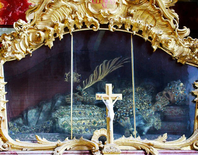 德国现两具"史上最奢华骷髅" 遗体镶满钻石