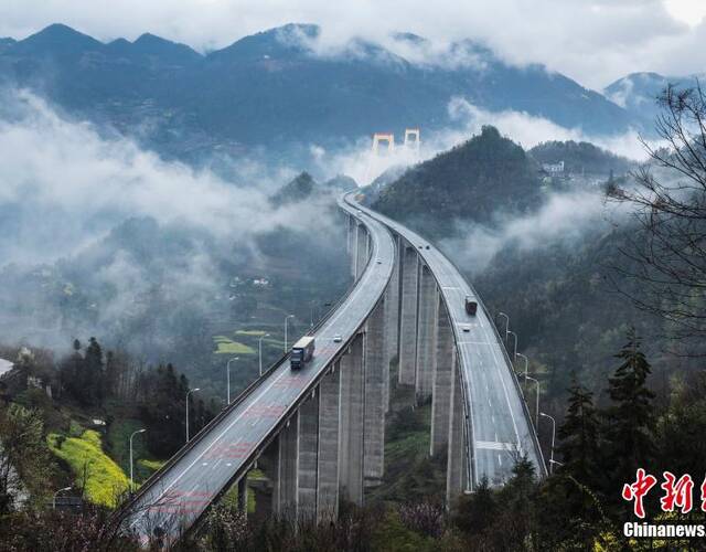 4月4日,一场春雨过后,位于湖北省恩施土家族苗族自治州境内的沪渝高速