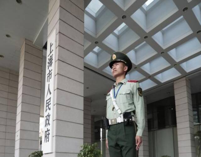 上海市民踏进军营探班"申城第一哨"