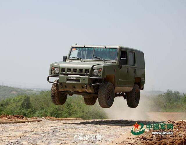 解放军秀车技:勇士不是开得太快 而是飞得太低