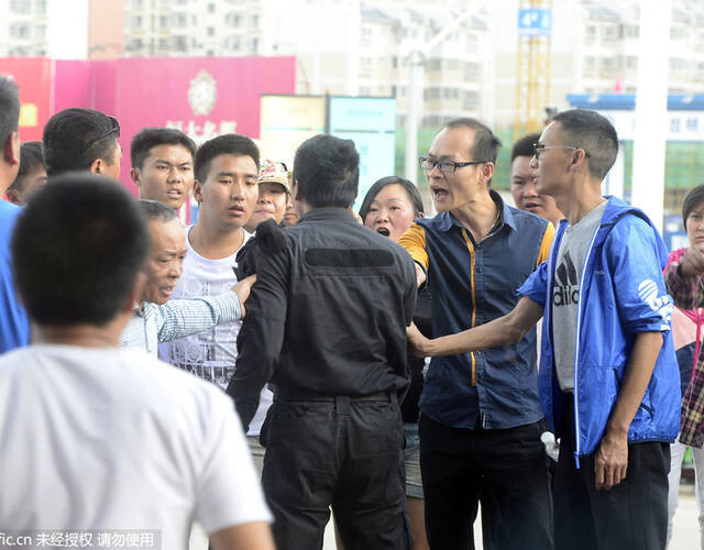 半个小时后,楼下吵闹声传来,一名保安在警察的隔离下,被业主围堵了