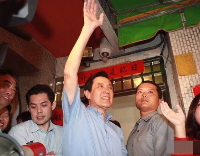 这是20日马英九卸任后赶回老家画面.