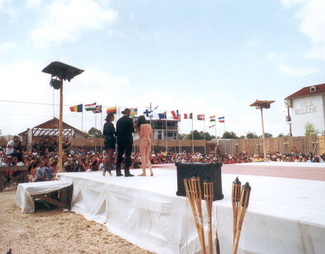 图为"精神大融合运动"组织的"瑜伽女神"大赛,选手们都裸体登场.