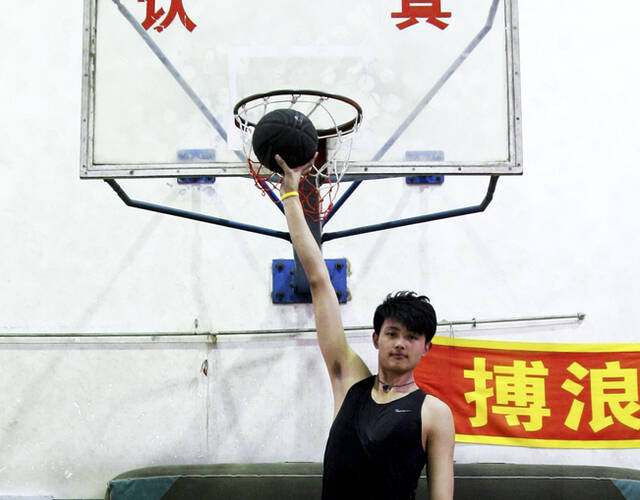据悉,姚皓焱从2006年开始接触篮球,13岁身高就达到了210米