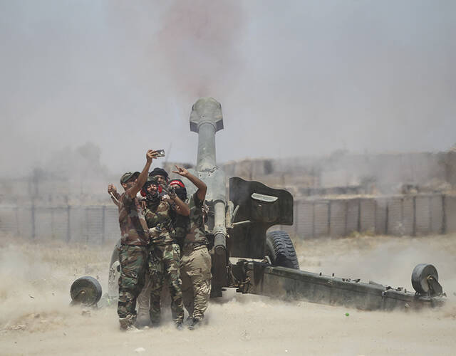伊拉克士兵在重炮前自拍