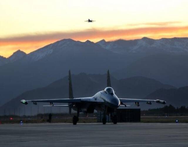 雪域高原机场上,西部战区空军航空兵某团数架战机呼啸升空,飞赴预定