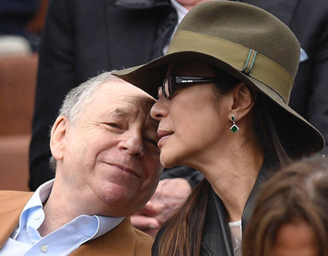 法网决赛:杨紫琼与70岁老公亲密耳语 小李露迷之微笑