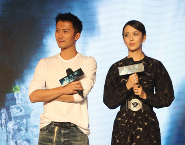 佟丽娅产后秀纤腰细腿 获谢霆锋帮捡标牌害羞甜笑