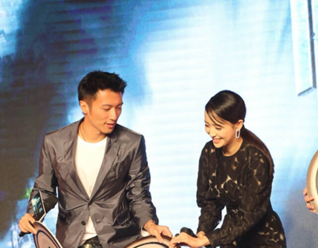 佟丽娅产后秀纤腰细腿 获谢霆锋帮捡标牌害羞甜笑