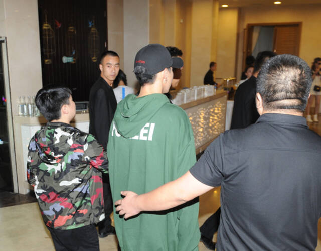 吴亦凡在保镖护送下离开.