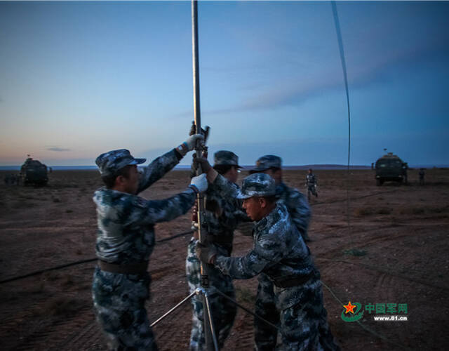 这是北部战区空军导弹某旅进行的一场实弹战术演习.