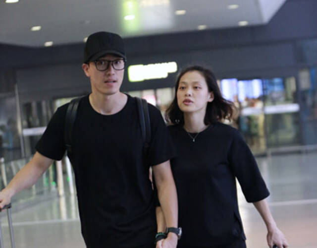 刘翔吴莎一路腻歪 全程牵着不松手