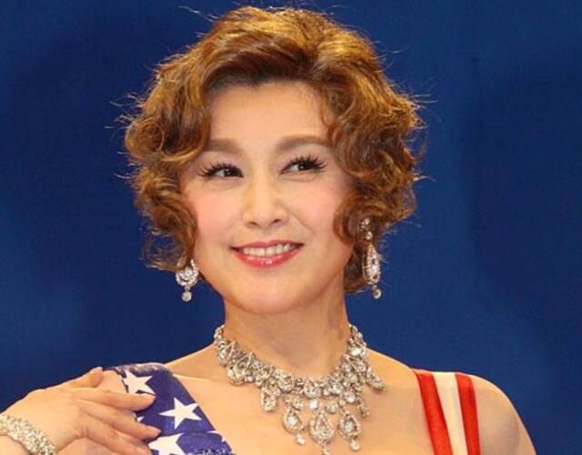 45岁藤原纪香忙演出 鞠躬谢粉丝