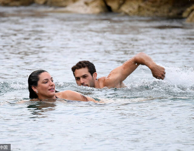 女星与男友海边戏水 丰乳肥臀水淋漓