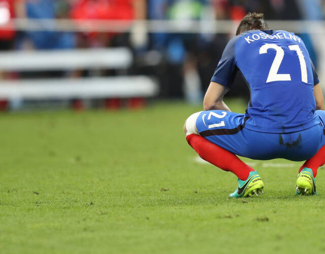 背身蹲地,失落不已