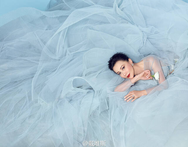 刘嘉玲水上运动装拍大片 长腿细腰风韵不减