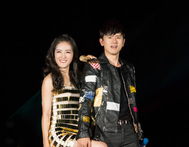 张杰演唱会谢娜亮相 夫妻贴身热舞嗨唱